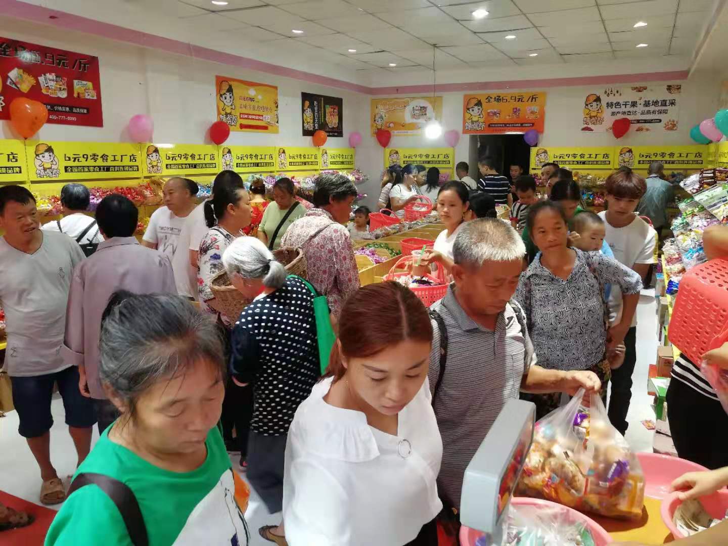 饞嘴郎6元9零食加盟店開業(yè)盛況，單日營業(yè)額破萬，圈粉無數(shù)！
