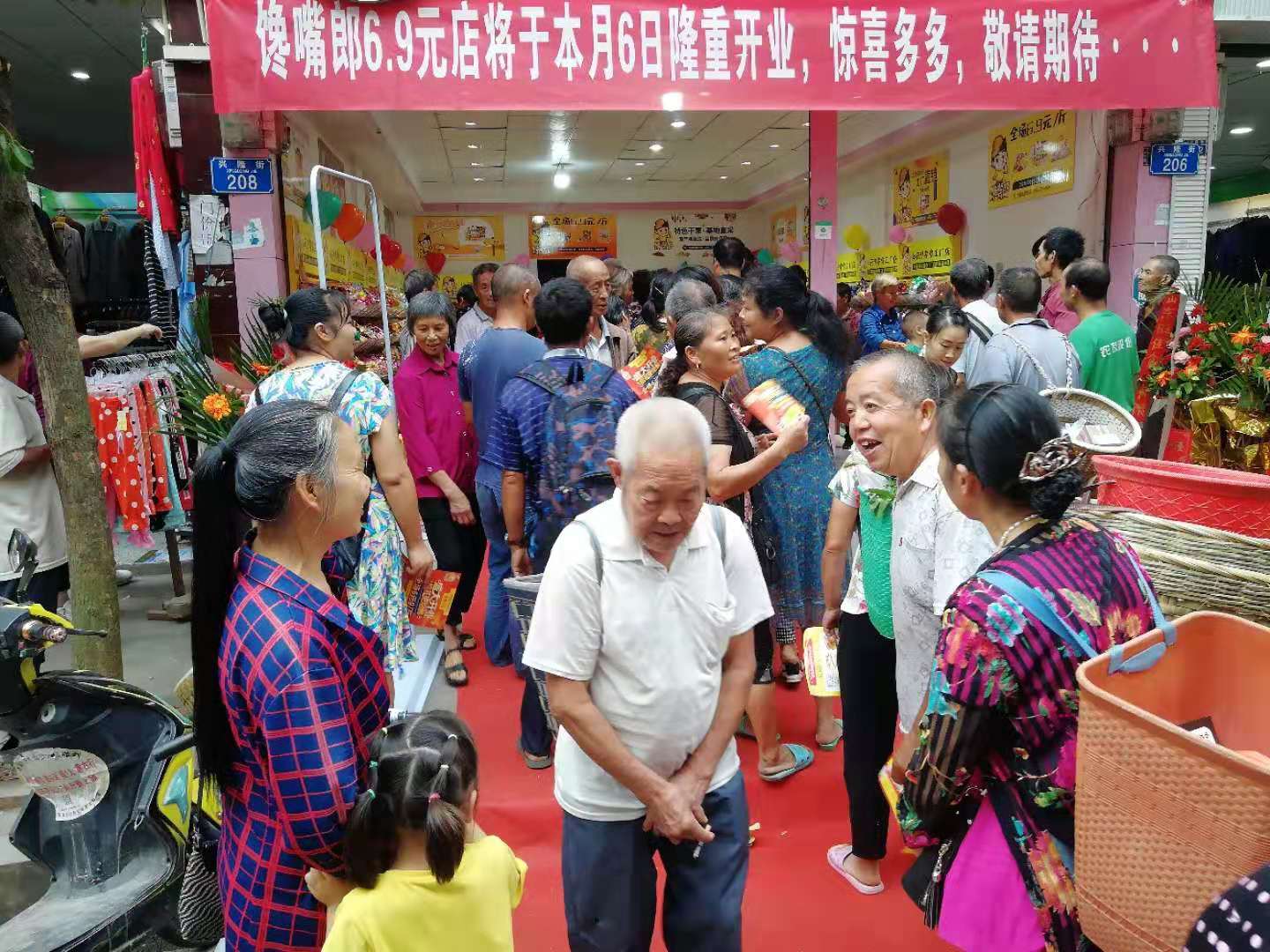 饞嘴郎重慶零食加盟店開業(yè)生意火爆，當(dāng)日營(yíng)業(yè)額高達(dá)19000元，現(xiàn)場(chǎng)人氣爆棚