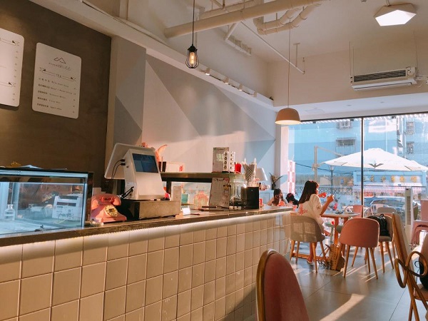 女生適合開的三種店：零食加盟店、甜品店?、鮮花店?
