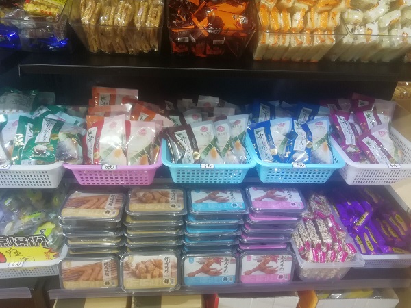 零食加盟店櫥窗怎么設(shè)計？需要注意哪些？
