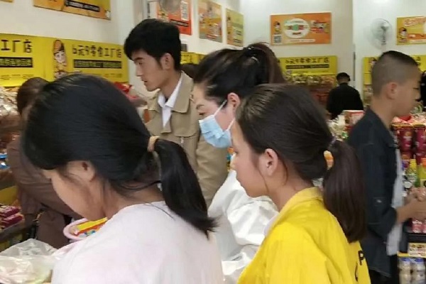 零食加盟店導(dǎo)購技巧：5米關(guān)注、3米注視、1米搭話