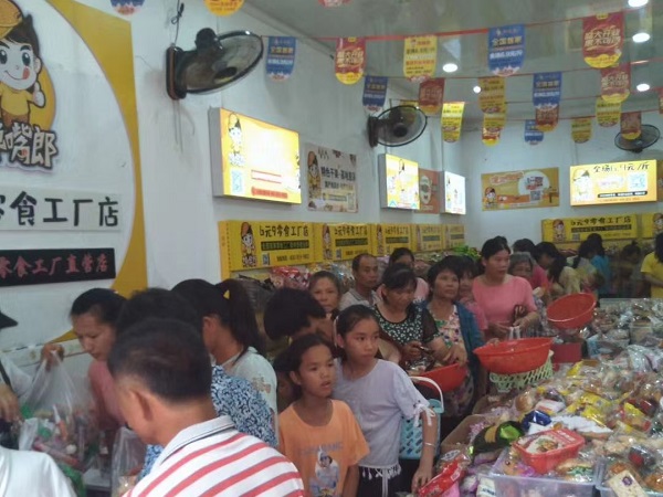 在零食加盟店的經(jīng)營中，不要曲解“把客戶當上帝”的意思