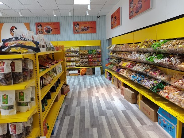 休閑零食店的零食商品進行分類擺放，好處多多！
